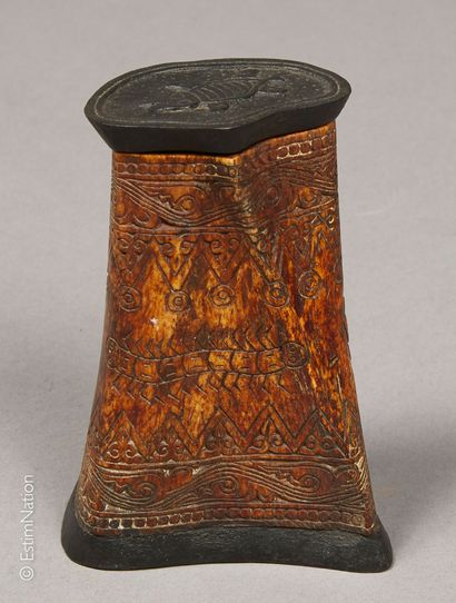 SUMATRA SUMATRA



Ointment box in carved bone with engraved and patinated decoration...