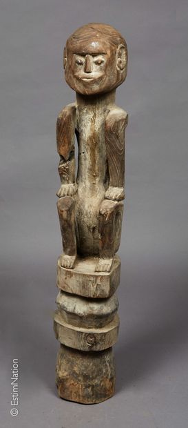 TIMOR TIMOR 
 
Figure d'ancêtre assis en bois sculpté et patiné, reposant sur un...