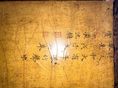 ARTS DECORATIFS - CHINE 
Table basse en bois exotique à ceinture moulurée, reposant...