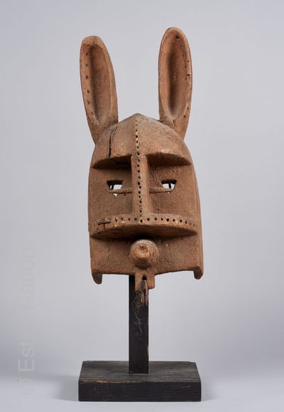ARTS D'AFRIQUE Masque zoomorphe en bois sculpté à patine croûteuse, éléments en métal

Dogon,...