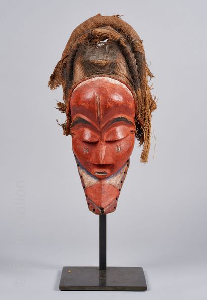 ARTS D'AFRIQUE Masque en bois sculpté et polychrome figurant un visage scarifié aux...