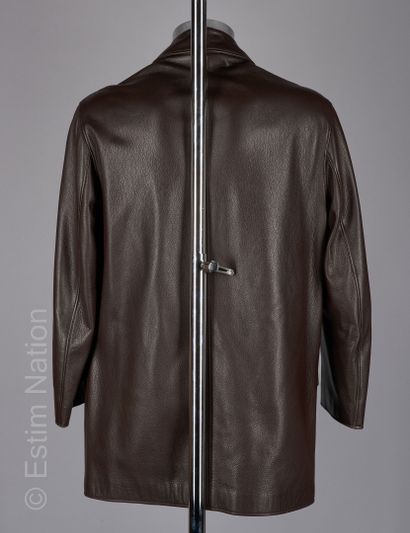 HERMES Jacket in brown glossy deer, three pockets, one zipped, with its tie (T 50)...