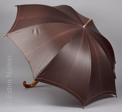 GUCCI VINTAGE CIRCA 1970 
Nylon umbrella printed with the logo on a brown background,...