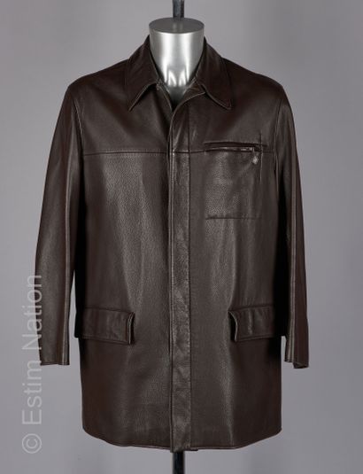 HERMES Jacket in brown glossy deer, three pockets, one zipped, with its tie (T 50)...