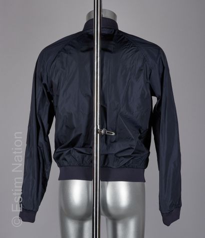 PRADA (2007) BLOUSON en polyamide marine, bords-côtes au col, à la taille et aux...