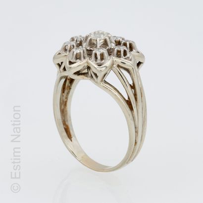 BAGUE EN OR GRIS ET DIAMANTS Important Ring "Flowers" in white gold 18K (750 thousandths),...