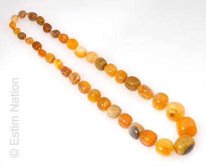 COLLIER AGATE Collier en chute composé de perles d'agate à l'imitation de l'ambre....