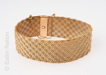 BRACELET OR Large bracelet souple en or jaune 18K (750/°°) à motif de damier en relief....