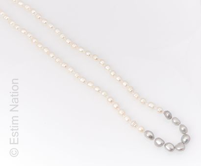 COLLIER PERLES Sautoir composé de perles d'eau douce blanches et grises. 

Longueur...