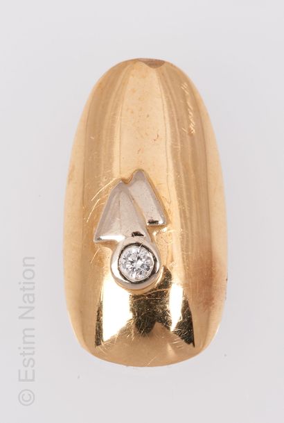 ONGLE EN OR Nail in yellow gold 18K (750 thousandths) highlighted with two triangular...