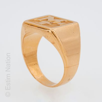 BAGUE CHEVALIÈRE OR JAUNE Ring signet ring in yellow gold 18K (750 thousandths) chased...