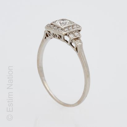 BAGUE EN OR GRIS ET DIAMANTS Ring in 18K white gold (750 thousandths) adorned with...