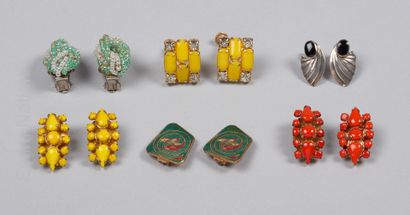 Anonyme circa 1950 CINQ PAIRES DE CLIPS D'OREILLES en métal et verre, perles, émail,...