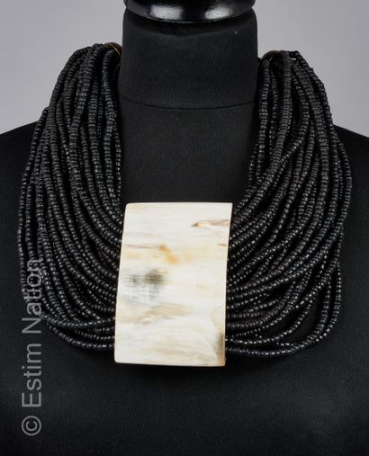 CESAREE IMPORTANT COLLIER ethnique en perles de bois d'ébène retenant un motif retenu...