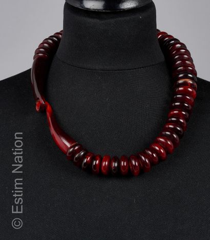 ANONYME COLLIER composé de perles en corne teintée rouge