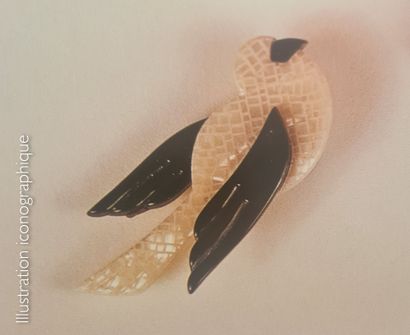 LEA STEIN CIRCA 1968/80 BROCHE figurant deux oiseaux en rhodoïd noir et blanc (signée)....