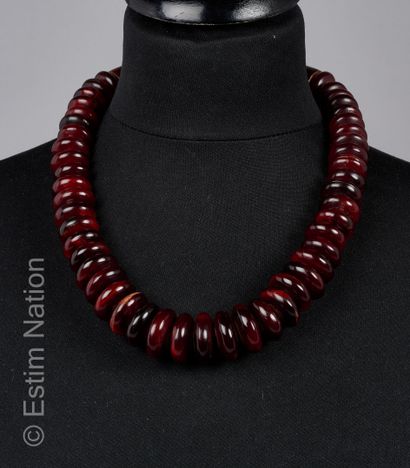 ANONYME COLLIER composé de perles en corne teintée rouge