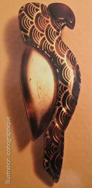 LEA STEIN CIRCA 1968/80 BROCHE PERROQUET en rhodoïd marbré (signée). Haut : 8,7 cm....