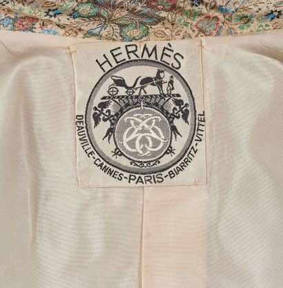 HERMES HAUTE COUTURE CIRCA 1950 ENSEMBLE en soie façonné broché figurant un motif...