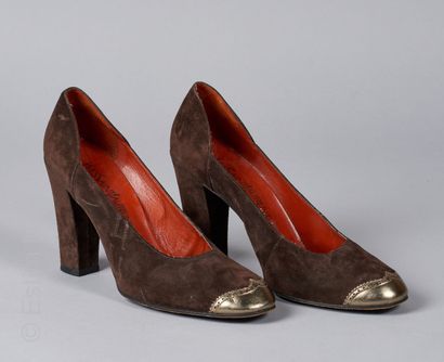 YVES SAINT LAURENT COUTURE FIN 1970 PAIRE D'ESCARPINS en peau chocolat, bouts fleuris...