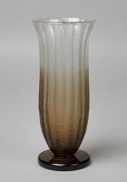 VERRERIE XXE SIECLE - SCHNEIDER SCHNEIDER

Vase cornet godronné en verre fumé à décor...