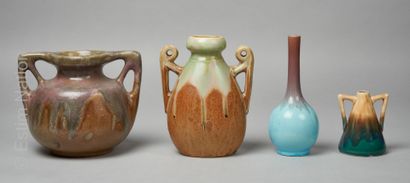 CERAMIQUES XXE SIECLE Vase en grès émaillé, le col animé de deux anses, à décor nuancé...