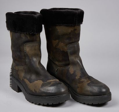 STRATEGIA Pair of camouflage printed leather lined boots, faux fur cuff (P 38) (some...