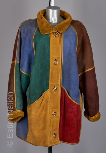 NINA RICCI CIRCA 1980 WOOLY SKIN in multicolored sheepskin, folded collar, gold metal...