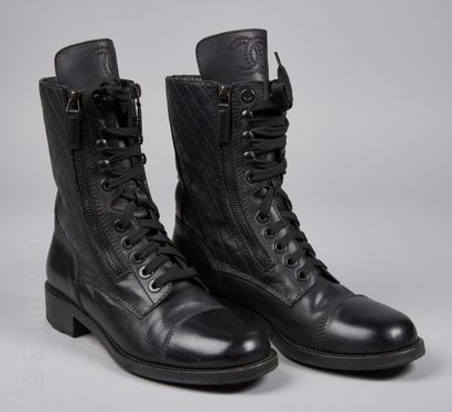 CHANEL Pair of biker boots in black quilted calfskin (P 38,5) (near new condition,...