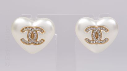 CHANEL (COLLECTION AUTOMNE HIVER 2021/2022 "COCO NEIGE") PAIR OF EARLINGS pearly...
