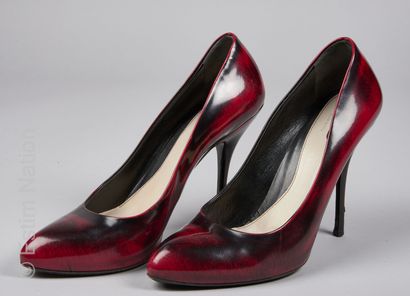GUCCI Pair of glazed leather cherry and black slippers (P 40) (snags on the heels,...