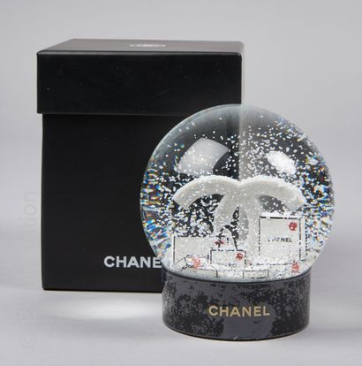 CHANEL (CADEAU VIP) Glass snowball with glittering CC and bags and boxes of the house...