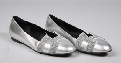 HERMES Pair of silver calfskin ballerinas "Nice" decorated with crystal-like chips...