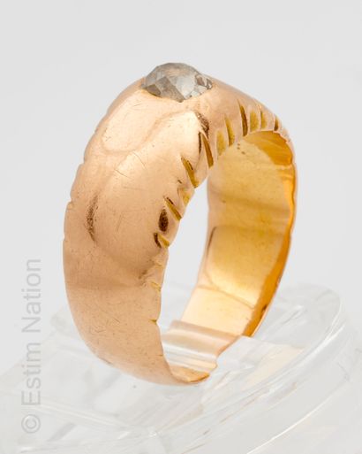 BAGUE CHEVALIÈRE OR JAUNE ET DIAMANT Yellow gold ring 18K (750 thousandths), decorated...