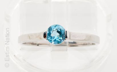 BAGUE OR 9K ET TOPAZE BLEUE Ring type solitaire in white gold 9K (375 thousandths),...