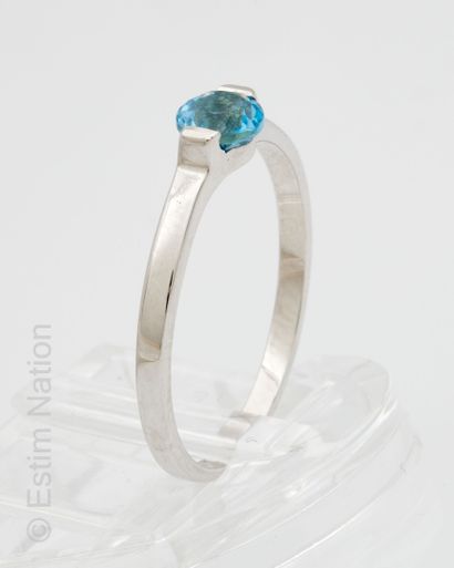 BAGUE OR 9K ET TOPAZE BLEUE Ring type solitaire in white gold 9K (375 thousandths),...