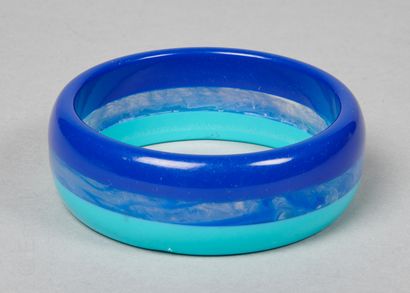 BRACELET JONC Bracelet jonc en bakélite bicolore dans les tons bleus
Largeur : 2,2...