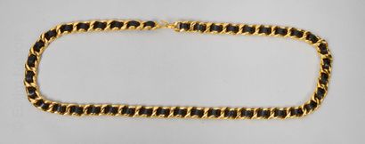 CHANEL VINTAGE CEINTURE chaîne en métal doré entrelacée de cuir noir (longueur totale...