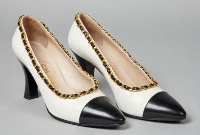 CHANEL Pair of two-tone leather slippers with a leather chain (P 37,5) (small patina...