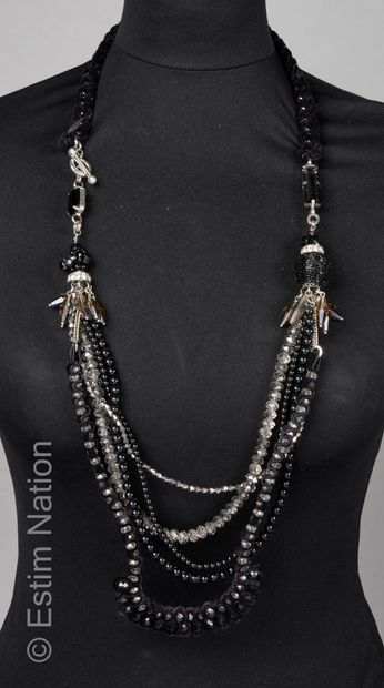 SAUTOIR MULTI-RANGS Sautoir multi-rangs composé d'un cordon tressé en tissu, perles...