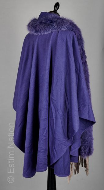 REVILLON CAPE en lainage violet gansée de renard à la couleur et frangée (deux mini...