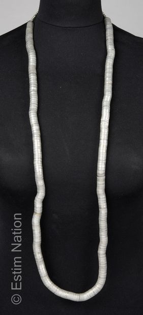 SAUTOIR Long sautoir composé d'une chaîne en métal articulée 
Fermoir mousqueton
Longueur...
