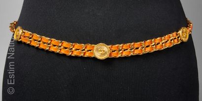 CHANEL CIRCA 1988/95 CEINTURE chaîne en métal doré et cuir orange rehaussée de pièces...