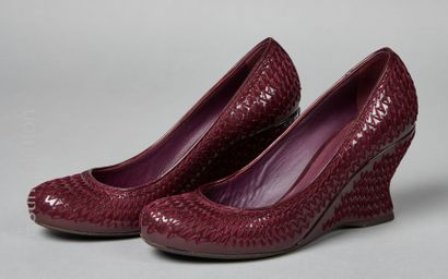 BOTTEGA VENETA Pair of plum patent leather embroidered wedge pumps (P 38,5)