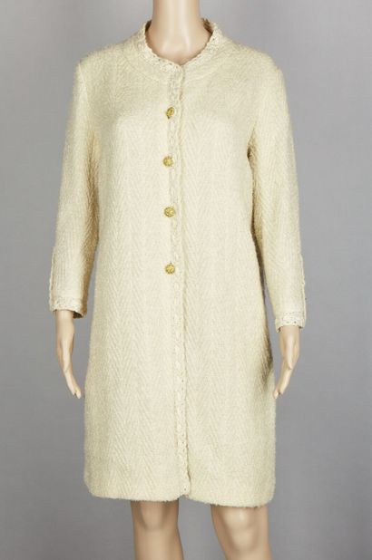 CHANEL HAUTE COUTURE CIRCA 1960 MANTEAU en tweed bouclette de laine écrue, doublure...