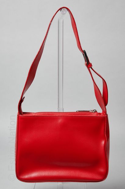 LANCEL ENSEMBLE DE MAROQUINERIE en veau rouge : sac porté épaule (19 x 25 x 9 cm)...