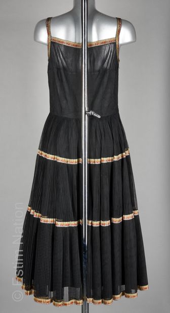 ANONYME TRAVAIL DE COUTURIERE CIRCA 1960 ROBE en tulle plissé et résille noir ornée...