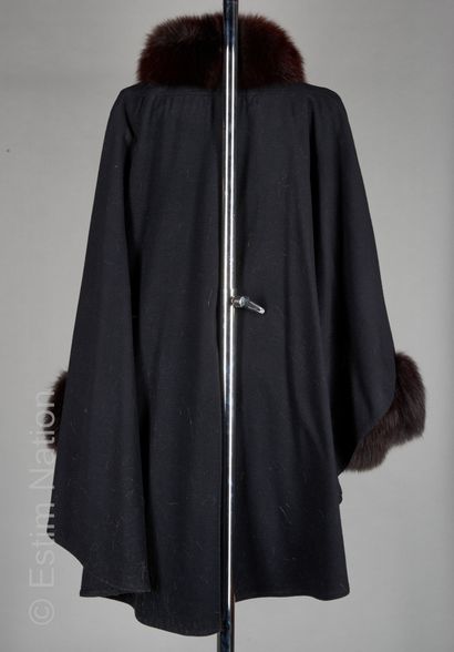 BOUTIQUE GUY LAROCHE PARIS CAPE en laine noire bordée de renard lustré auburn, attaches...