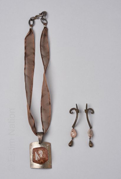 DELPHINE NARDIN PARURE en métal patiné : pendentif plaque orné de résine et son ruban,...