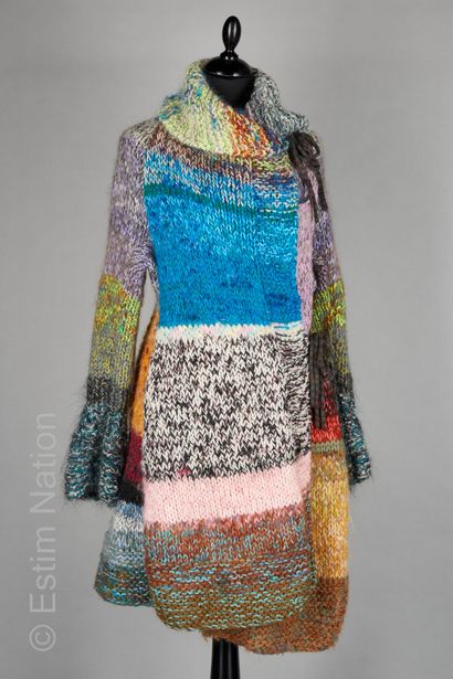 FLORENCE BRODART (TRAVAIL ARTISANAL) MANTEAU en tricot multicolore agrémenté de liens...